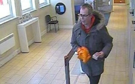 שדד בנק כשהוא חמוש בבננה (צילום: CCTV)