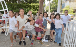תלמידי בית הספר גבריאלי בתל אביב יוצאים לחופש (צילום: אבשלום ששוני)