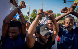 יוצאי אתיופיה מפגינים נגד אלימות משטרתית (צילום: מאיר ועקנין, פלאש 90)