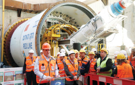 השר כ"ץ והנציגות הסינית בהשקת העבודות על הקו האדום