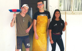 תלמידים עובדים ב"כפר הירוק"