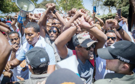 מחאה מול הכנסת נגד אלימות המשטרה (צילום: יונתן זינדל, פלאש 90)