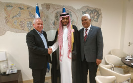הבלוגר הסעודי מוחמד סעוד עם איש משרד החוץ חסן כעביה (מימין) וח"כ אבי דיכטר (צילום: דוברות הכנסת)
