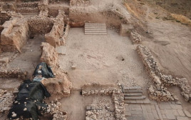 המדרגות שהתגלו בתל חצור (צילום: חפירות קרן זלץ בחצור לזכר יגאל ידין)