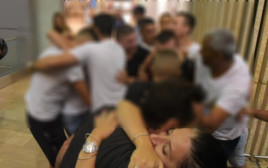 הישראלים ששוחררו מקפריסין חוגגים בנתב"ג (צילום: אבשלום ששוני)