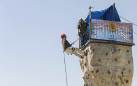 מבלים בקיר טיפוס