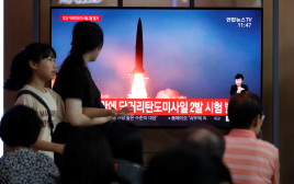 אזרחים צופים בניסוי הצבאי בקוריאה הצפונית (צילום: רויטרס)