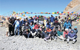 הקבוצה בפסגת הרי ההימלאיה (צילום: אוהד כוכבי)