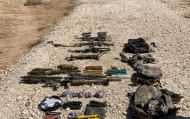 כלי הנשק שנמצאו על המחבלים שניסו לבצע פיגוע חדירה (צילום: דובר צה"ל)
