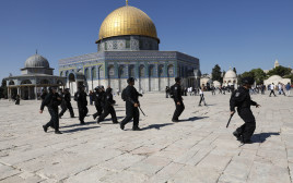 כוחות משטרה בהר הבית (צילום: AFP)