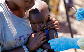 ילד קטן מקבל חיסון נגד אבולה, קונגו (צילום: רויטרס)