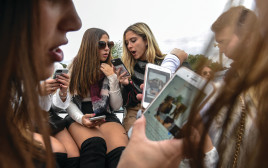 נערות משתמשות בסמארטפון, אילוסטרציה (למצולמות אין קשר לנאמר בכתבה) (צילום: רויטרס)