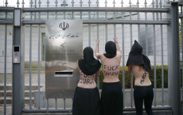 מחאה נגד הפגיעה בזכויותיהן של הנשים מול שגרירות איראן בברלין (צילום: רויטרס)
