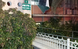 דגל פלסטין על קיר עיריית פתח תקווה (צילום: ד.ב.)