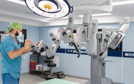 רובוט המבצע ניתוחים גניקולוגיים (צילום: אור קפלן)