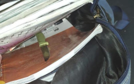 הסכין שנמצאה בתיקו של הנער (צילום: דוברות המשטרה)
