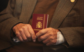 דרכון ספרדי (צילום: Oli Scarff/Getty Images)