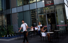 סניף של ארומה תל אביב, אילוסטרציה (למקום ולמצולמים אין קשר לנאמר בכתבה) (צילום: מרים אלסטר, פלאש 90)