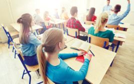 תלמידים יושבים בכיתה בבית ספר, אילוסטרציה (למצולמים אין קשר לנאמר בכתבה) (צילום: אינג אימג')