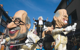 בובות "יהודים חמדנים", הפסטיבל באאלסט, בלגיה (צילום: רויטרס)