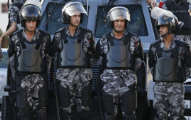 כוחות משטרה ליד שגרירות ישראל בירדן, ארכיון (למצולמים אין קשר לנאמר בכתבה) (צילום: רויטרס)