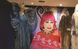 דיוקן של זנדרה רודס (צילום: Fashion and Textile Museum)