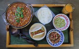 צ'ילי קון קרנה, סלסת עגבניות וגוואקמולה (צילום: ירדן קסוטו)