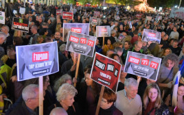 הפגנה נגד בנימין נתניהו בתל אביב (צילום: אבשלום ששוני)