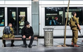אנשים בתחנת הרכבת הקלה בירושלים, ארכיון (למצולמים אין קשר לנאמר בכתבה) (צילום: דניאל שטרית, פלאש 90)