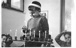 נתן זהבי מדליק נרות חנוכה בילדותו (צילום: אלבום פרטי)