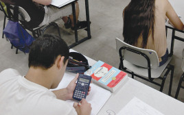 תלמידים יושבים בכיתה, אילוסטרציה (למצולמים אין קשר לנאמר בכתבה)