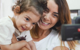 ליאו גבע ואמו