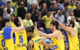 שחקני מכבי תל אביב חוגגים