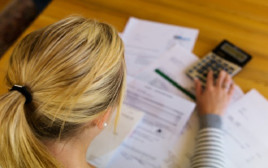 אישה בחובות