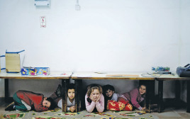 ילדים במקלט (צילום: דימה וזינוביץ)