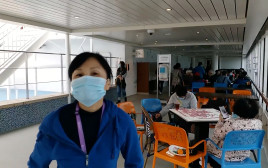 נוסעת על סיפון הספינה המבודדת בהונג קונג בשל איום הקורונה (צילום: DR. PETER LO/via REUTERS)