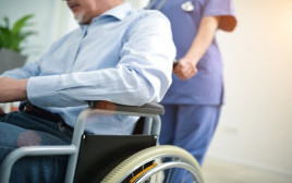 נכה בכיסא גלגלים