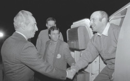 שמעון פרס מקבל את פני נתן שרנסקי עם נחיתתו בישראל (צילום: נתי הרניק, לע"מ)