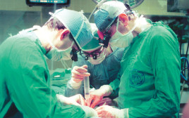 רופאים בחדר ניתוח (צילום: נתי שוחט, פלאש 90)