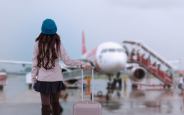ילדה, שדה תעופה (צילום: ingimages.com)