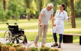 נכה נעזר בקביים