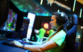 אישה משחקת במשחק וידאו (צילום: רויטרס)