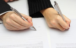 חתימת הסכם עבודה (צילום: שאטרסטוק)