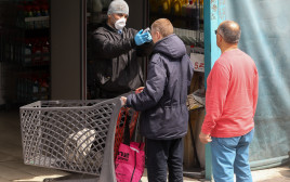 קורונה: בדיקת חום בכניסה לסופרמרקט