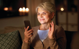אישה מבוגרת בשיחה בסמארטפון (צילום: אינג אימג')