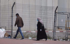 קורונה: פלסטינים מהגדה חוצים את המחסום לישראל (צילום: מרק ישראל סלם)