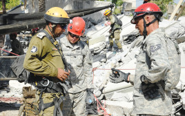 חיילים אמריקאיים וישראליים מתרגלים אירוע רב נפגעים (צילום: דוד אזגורי, שגרירות ארה"ב בישראל)