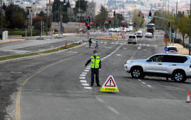 אכיפת הסגר בישראל (צילום: REUTERS/Ammar Awad)