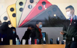 קורונה - אנשים עם מסכה בחנות של אפל בשנגחאי, סין (צילום: REUTERS/Aly Song/File Photo)