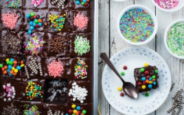 עוגת שוקולד קוביות בציפוי סוכריות צבעוניות (צילום: Foody)
